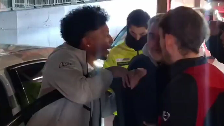 Mojica não se deixou ficar e confrontou grupo