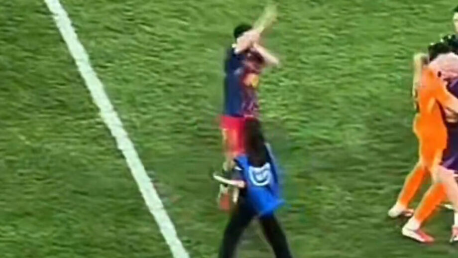 Cubarsí faz gesto obsceno para a bancada após conquista da Supertaça de Espanha