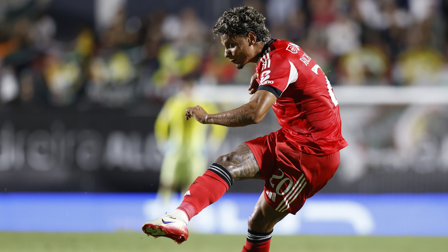 Richard Ríos tenta o golo com um remate de longe