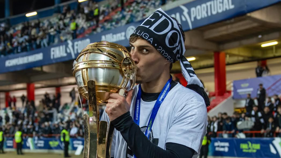 Jogador do Vitória festeja com o troféu da Allianz Cup