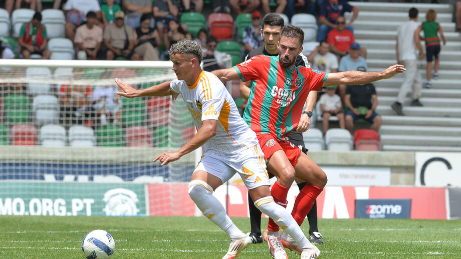 Carlos Daniel (à direita) de novo em foco no líder da 2ª Liga