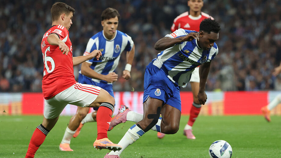 Jogo entre FC Porto e Benfica com disputa de bola