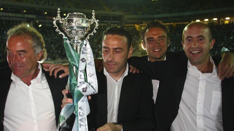 Paulo Bento e a sua equipa técnica a erguer a Taça de Portugal em 2008