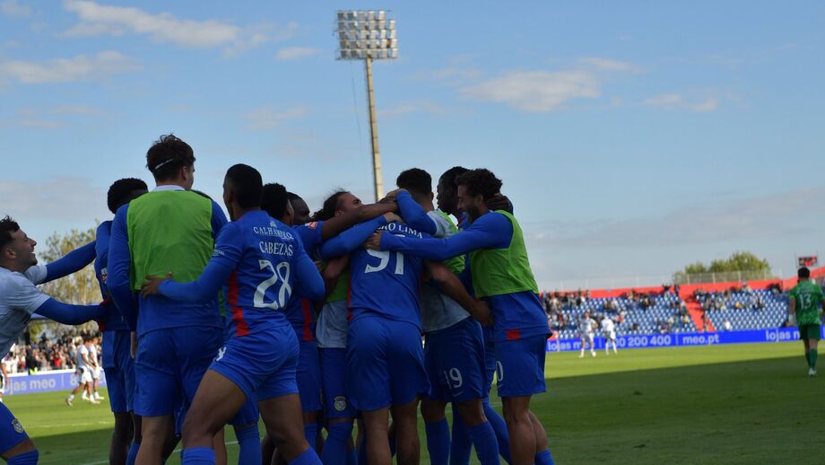 Jogadores do Alverca festejam golo frente ao V. Guimarães