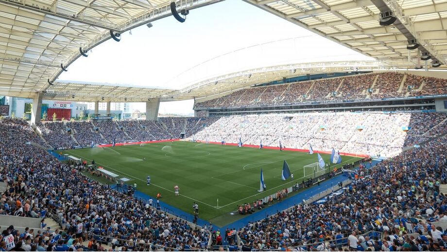 Estádio do Dragão, casa do FC Porto, cheio de adeptos