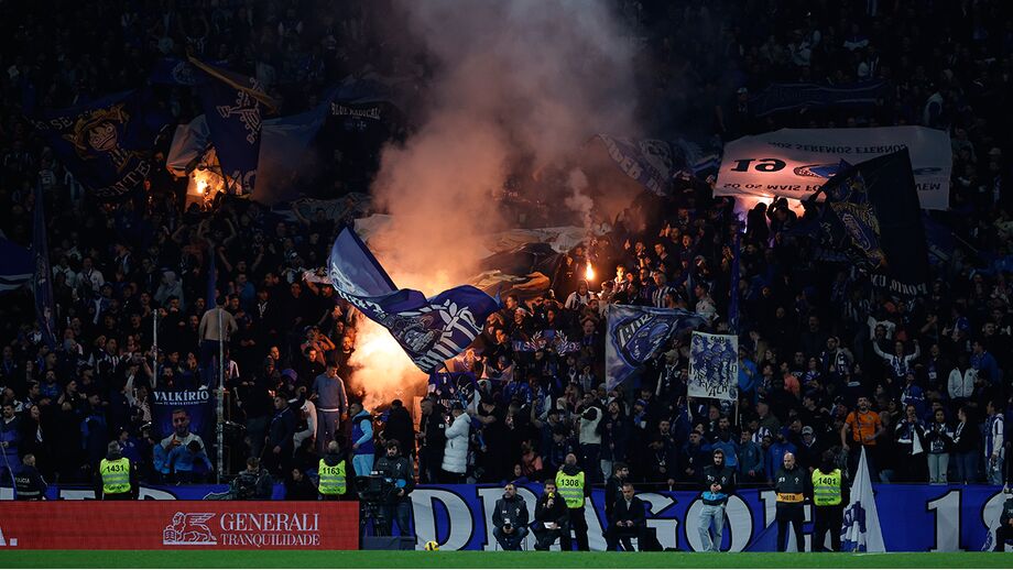 Chuva de tochas no FC Porto-Benfica
