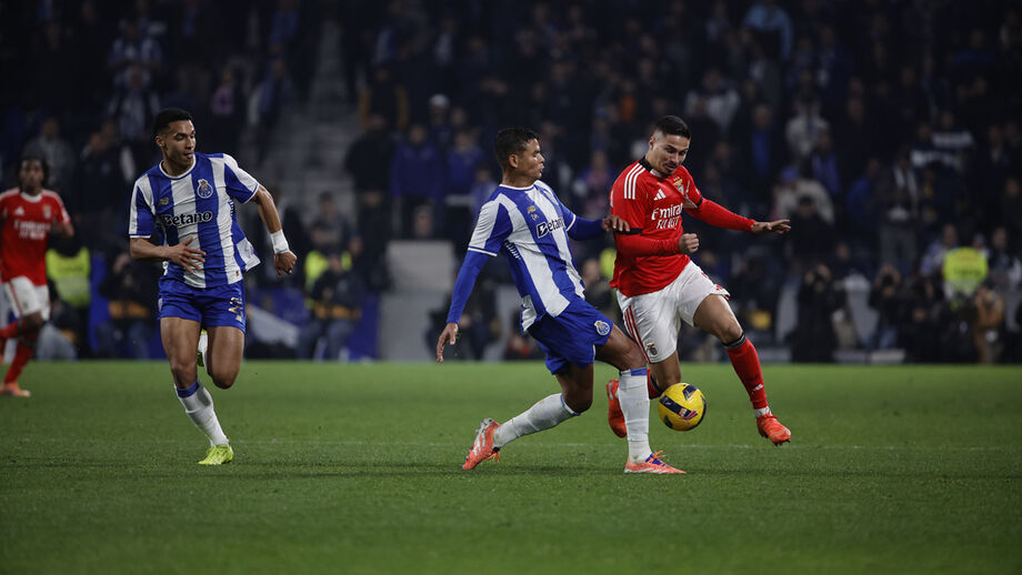 Thiago Silva desarma Ivanovic durante o FC Porto-Benfica