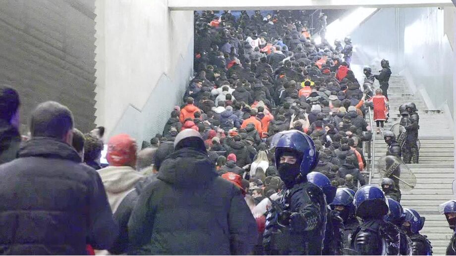 Adeptos do Benfica à entrada para o Dragão