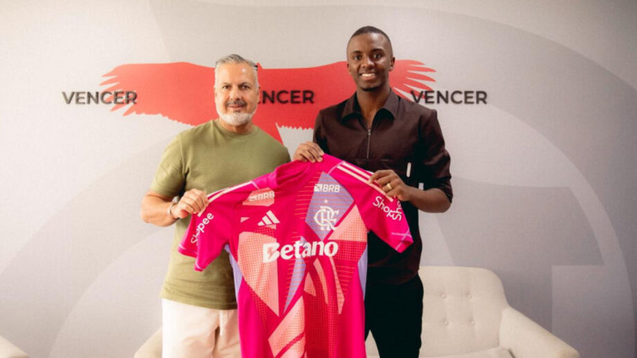 Andrew (à direita) com a foto oficial ao lado do diretor desportivo do Flamengo, José Boto