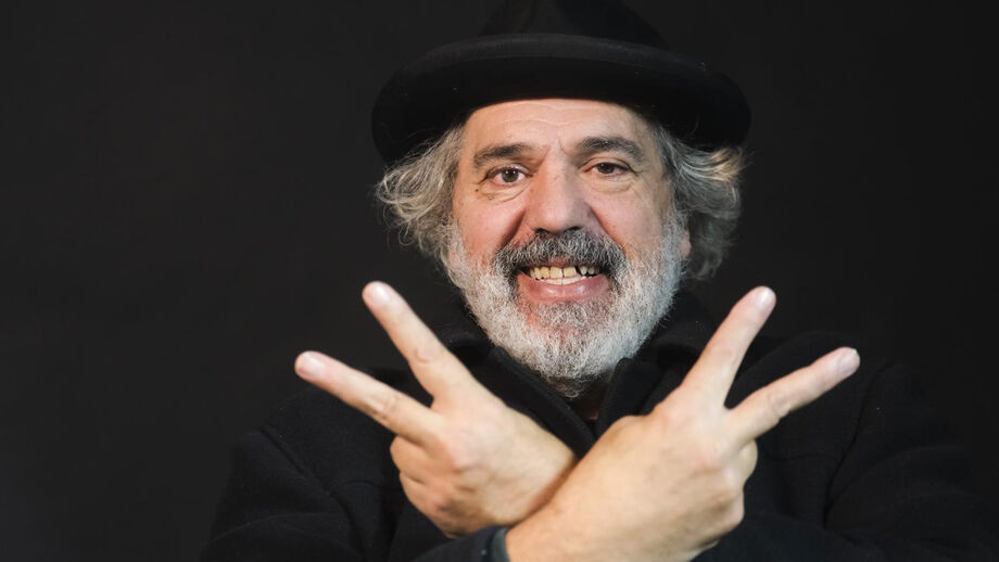 Manuel João Vieira abre o livro em entrevista a Record