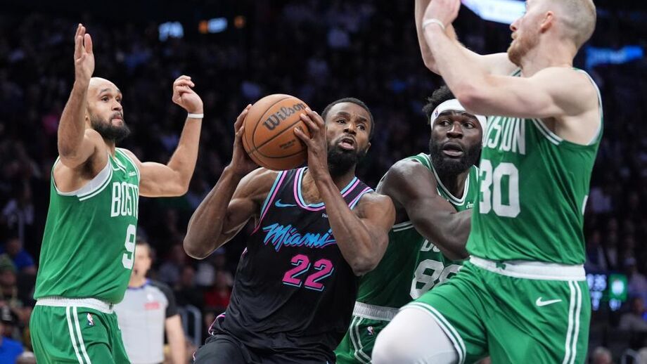 Andrew Wiggins (22), dos Miami Heat, com Derrick White (9), Sam Hauser (30) e Neemias Queta (88) dos Celtics