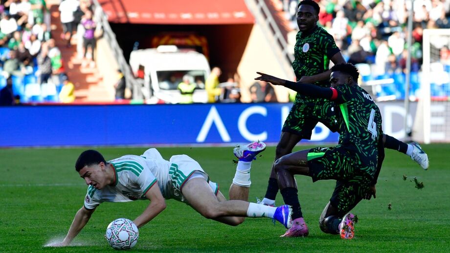Ndidi, jogador nigeriano, no relvado durante jogo de futebol