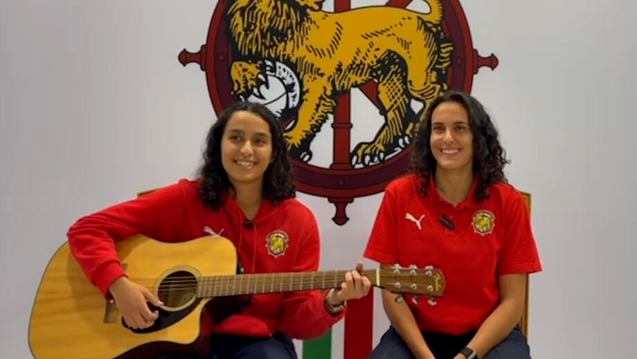 Jovem de 19 anos emociona a irmã Joana, lateral-esquerdo do clube, e toda a equipa, que ouve o tema antes dos jogos