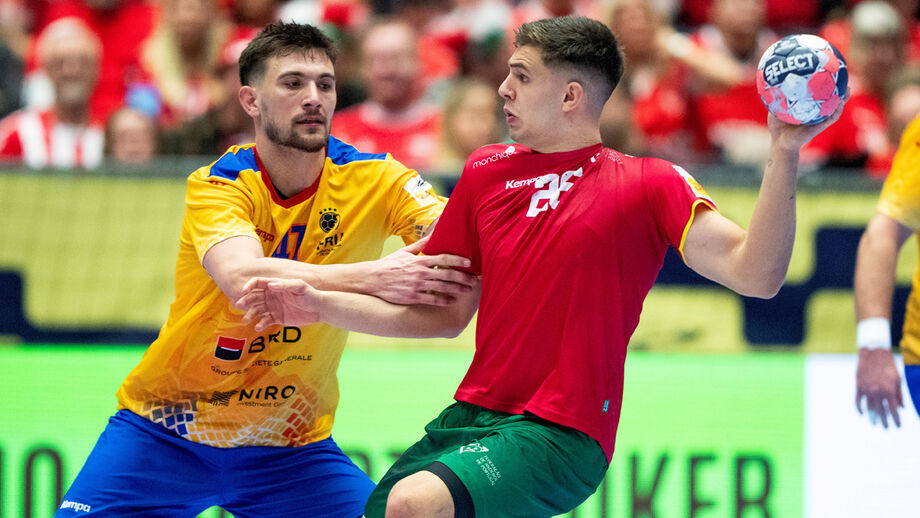 Os jogadores em ação durante o Portugal-Roménia