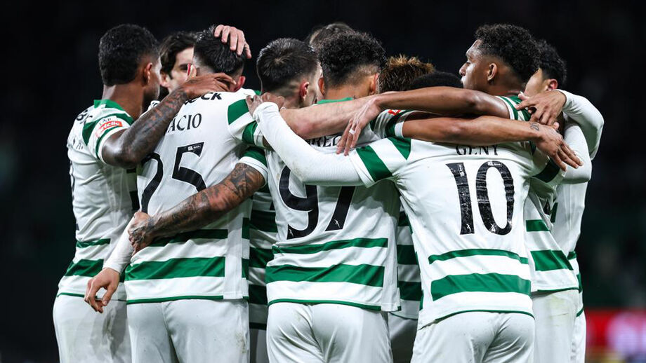Jogadores do Sporting festejam durante a vitória sobre o Casa Pia