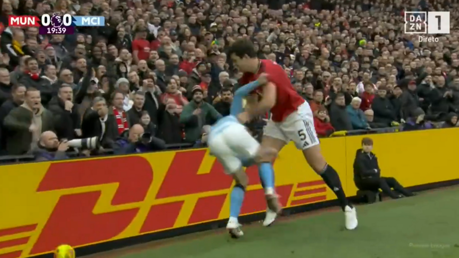 Bernardo Silva e Harry Maguire pegados no Man. United-Man. City