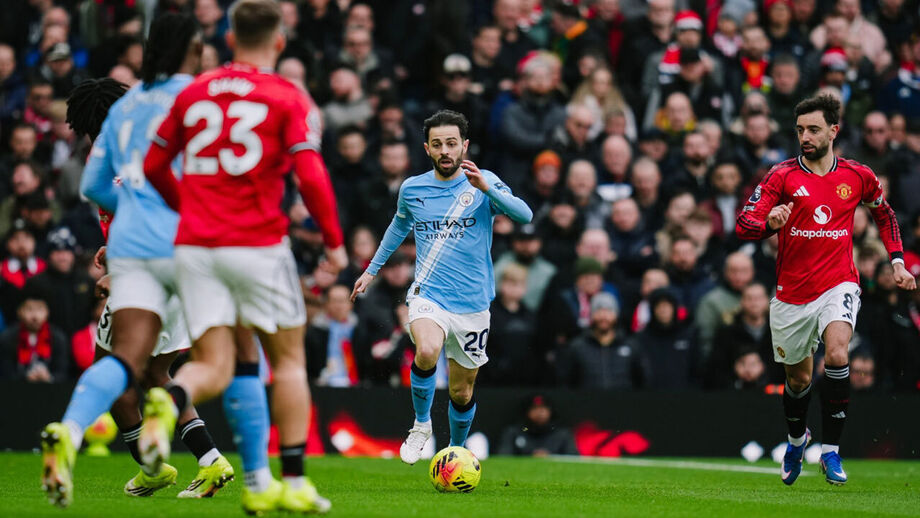 Bernardo Silva durante do dérbi entre Manchester United e Manchester City