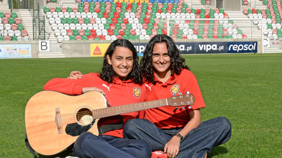 Catarina (à esquerda) encanta à viola, com a companhia da irmã Joana Silva