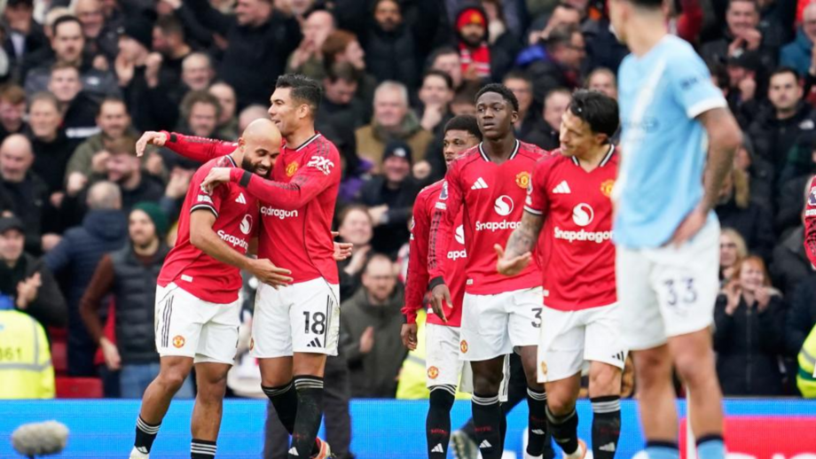 Jogadores do Man. United festejam no jogo contra o Man. City