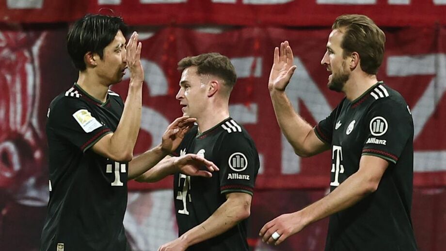 Jogadores do Bayern Munique celebram durante o jogo contra o RB Leipzig