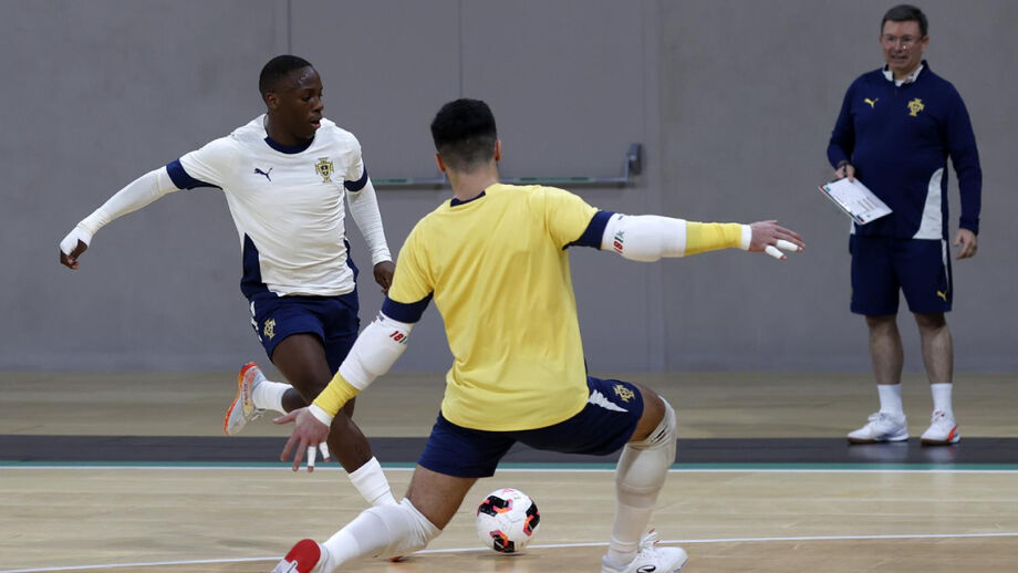 Kutchy remata sob olhar atento de José Luís Mendes 