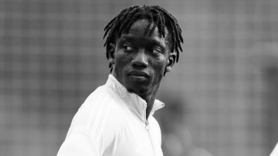 Faye aguarda viagem para Lisboa.
