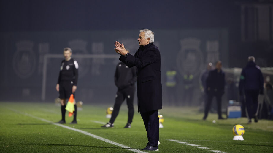 José Mourinho aplaude os jogadores do Benfica durante o jogo com o Rio Ave