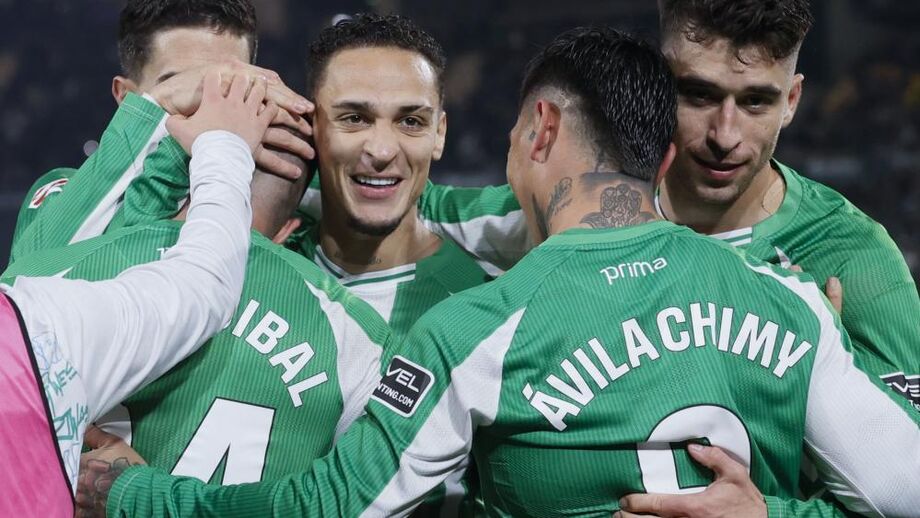 Jogadores do Betis celebram vitória contra o Villarreal