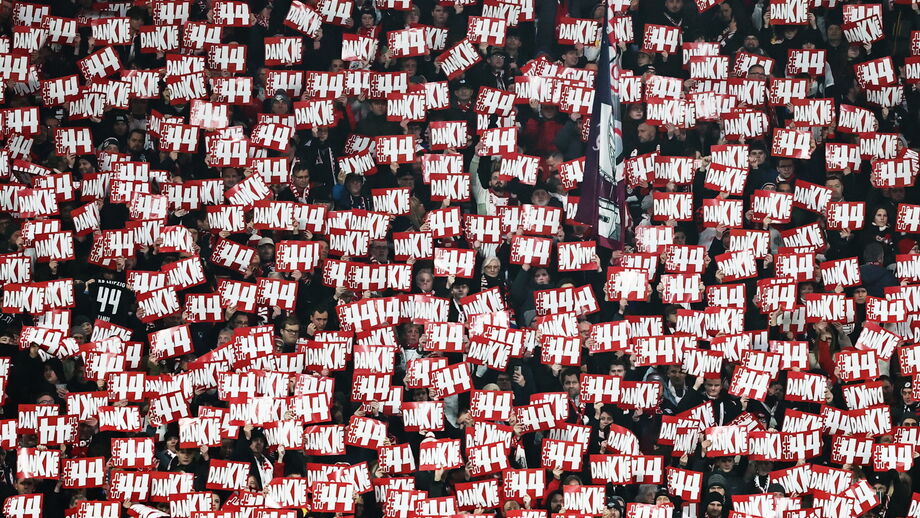 Homenagem dos adeptos do Leipzig na despedida de Kevin Kampl, que vestia o '44'