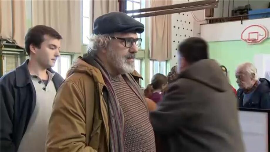 Critica quem se importa "mais com o futebol do que com a política"