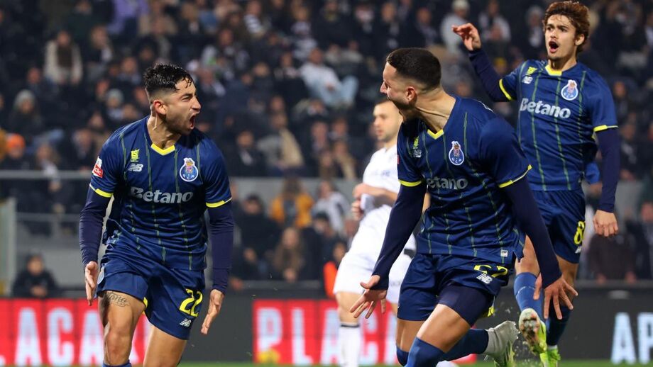 Jogadores do FC Porto celebram golo frente ao V. Guimarães