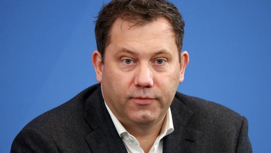 Retrato de Lars Klingbeil num fundo azul