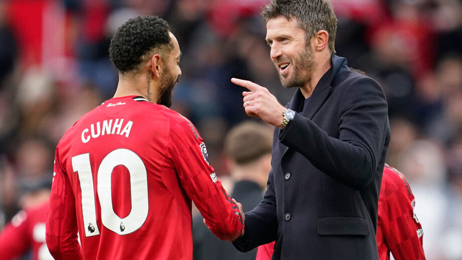 Michael Carrick cumprimenta Matheus Cunha, no fim do Man. United-Man. City