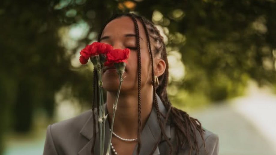 Jéssica reage às eleições com cravos, após mensagem sobre escolhas democráticas