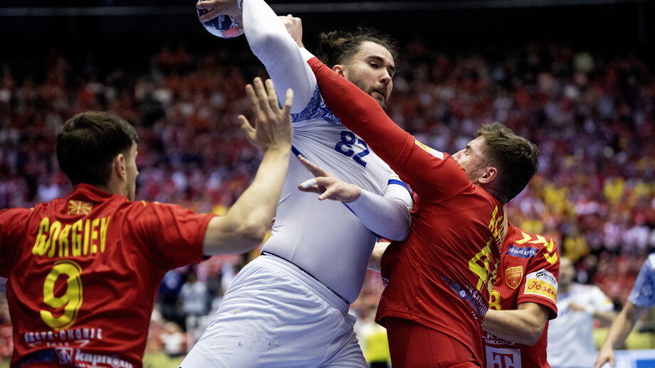 Luís Frade em ação frente à Macedónia