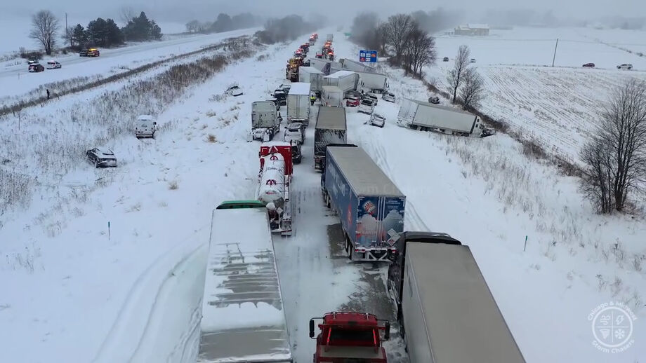 Acidente levou ao encerramento de uma autoestrada no estado norte-americano do Michigan