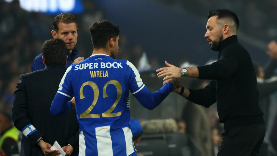 Alan Varela cumprimenta Francesco Farioli