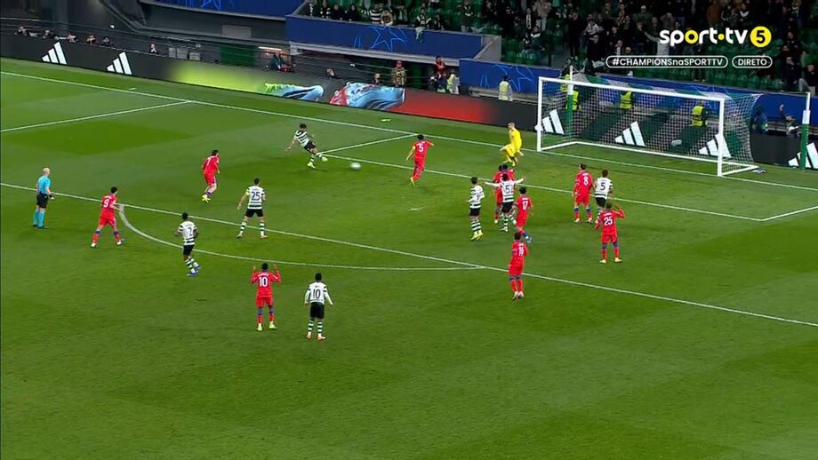 Luis Suárez marca pelo Sporting contra o PSG