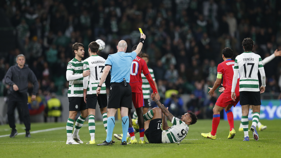 Árbitro Jarred Gillet mostra o cartão amarelo durante o Sporting-PSG