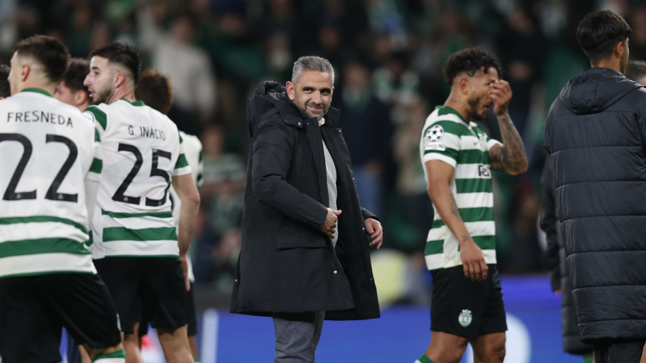 Rui Borges sorri após a vitória histórica do Sporting sobre o PSG