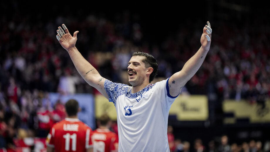 Jogador de andebol celebra um golo no campeonato