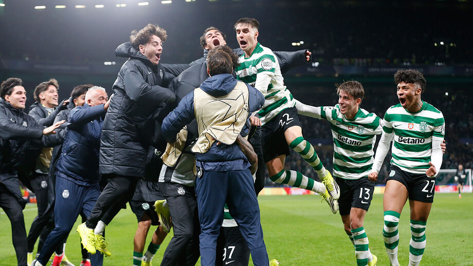 Jogadores do Sporting festejam vitória sobre o PSG