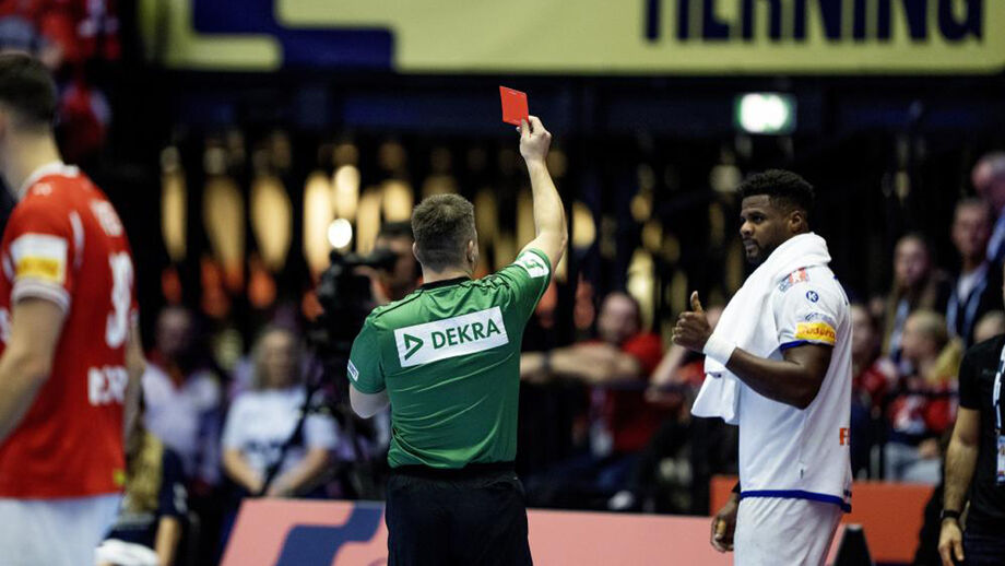 O momento em que Iturriza vê o cartão vermelho no Dinamarca-Portugal