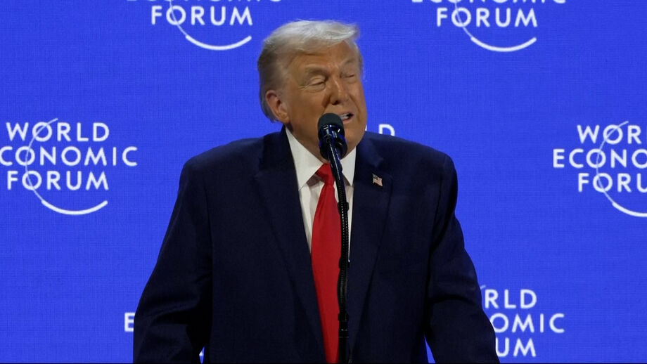 O autoelogio à sua governação em Davos