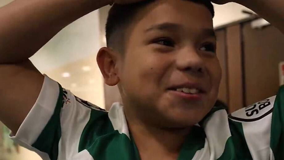 Lautaro, o irmão mais novo do jogador do Sporting, recebeu a equipa antes do jogo com o PSG para, depois, ser um dos apanha-bolas