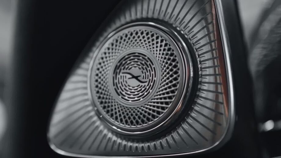 Ola Källenius destaca as linhas arrojadas da berlina por fora, e o cuidado feito na escolha de materiais de luxo