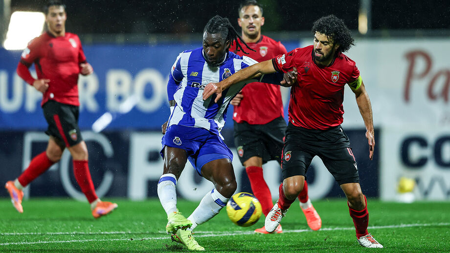 João Miguel, capitão do Penafiel, lidera com exemplo.
