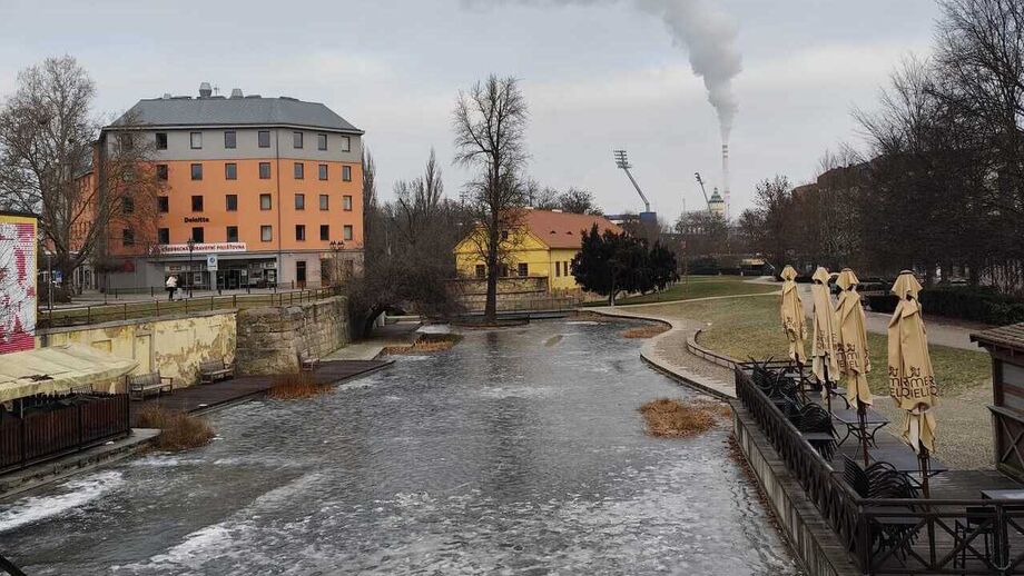 Plzen enfrenta temperaturas negativas e o Rio Radbuza... congelou