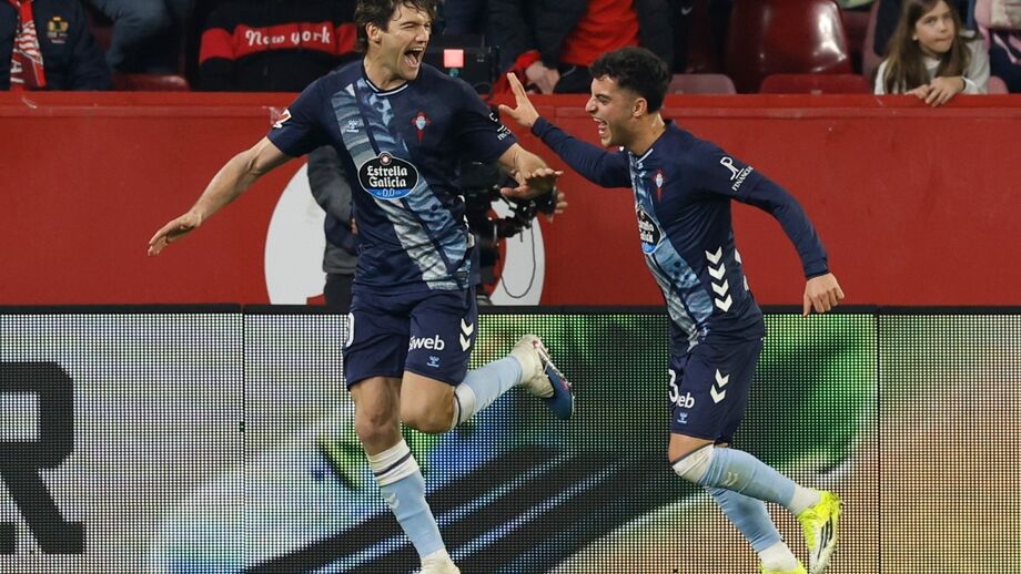 Marcos Alonso, lateral do Celta, celebra em campo