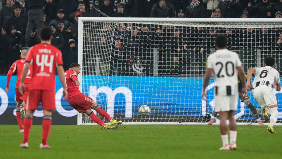 Pavlidis falha o penálti no Juventus-Benfica